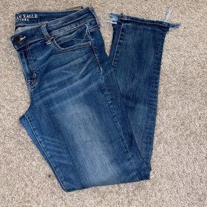 American Eagle Low Rise Jegging Size 16L with distressing